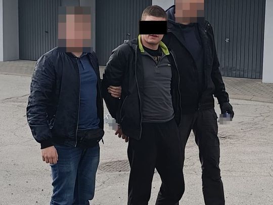 Pobił dwie osoby, groził śmiercią i spaleniem domu. Policyjni łowcy głów wytropili ukrywającego się 26-latka
