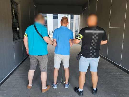 Pobił koleżankę na ulicy. Kobieta wylądowała w szpitalu, a on uciekł z jej torebką i pieniędzmi