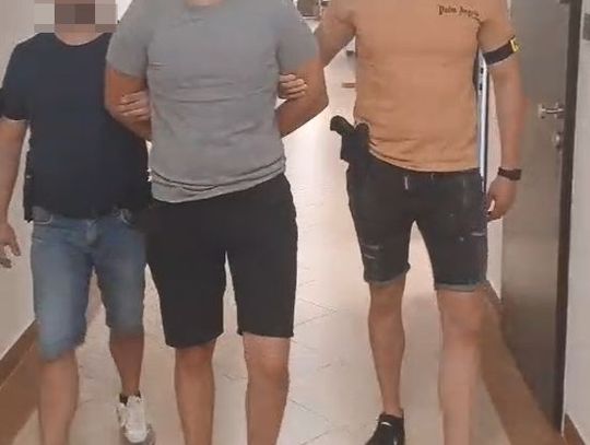 Pobił krewnego i zaczął się ukrywać. Po roku policjanci znaleźli skulonego na strychu. Był w samej bieliźnie