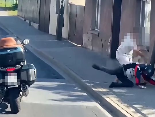 Pobił motocyklistę po drogowej sprzeczce. Świadek nagrał wszystko, kierowca zaprzecza
