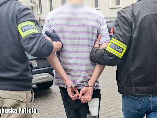 Pobili go, a potem spalili mu plecak. Obcokrajowiec zaatakowany na przystanku