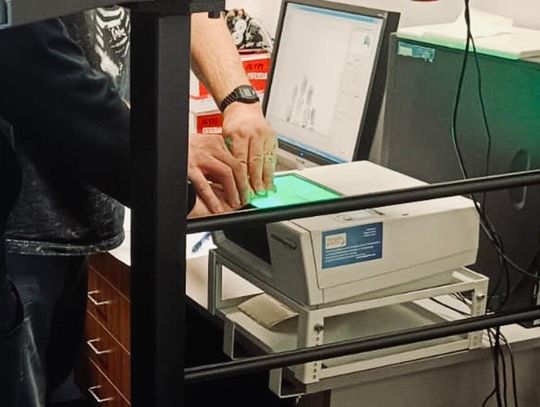 Pobili ich na ulicy i jeszcze nagrywali to telefonami. Zostali zatrzymani przez policję, ale sąd ich zwolnił Pobili ich na ulicy i jeszcze nagrywali to telefonami. Zostali zatrzymani przez policję, ale sąd ich zwolnił