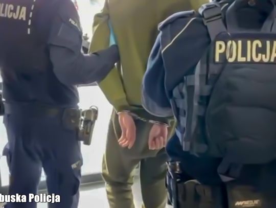 Pobili mężczyznę, zabrali mu telefon i koszulkę - bo nie podobało im się, komu kibicuje