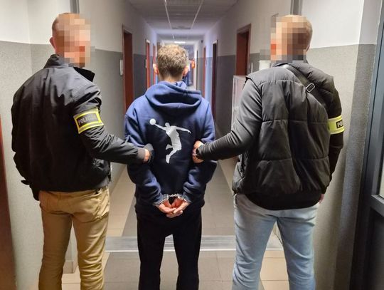 Pobili ochroniarkę w markecie, bo złapała ich na kradzieży alkoholu. Dwaj mężczyźni mają opuścić Polskę