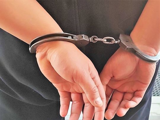 Pobity 13-latek przyszedł do szkoły, na miejsce wezwano policję. Ojciec chłopca został aresztowany