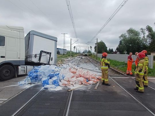 Pociąg osobowy wjechał w naczepę ciężarówki. W wypadku zginął maszynista