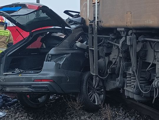 Pociąg pchał audi przez 100 metrów. Koszmarny wypadek na przejeździe, zginęły dwie osoby [FOTO]