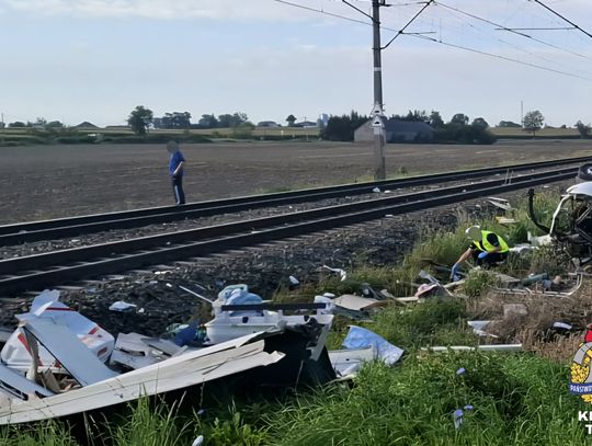 Pociąg staranował kampera na niestrzeżonym przejeździe. Jedna osoba nie żyje, druga walczy o życie