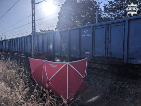 Pociąg towarowy śmiertelnie potrącił mężczyznę. Policjanci ustalają tożsamość ofiary