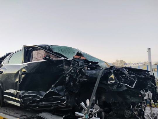 Pociąg towarowy uderzył w audi na przejeździe kolejowym. Ciężko ranny kierowca zabrany do szpitala