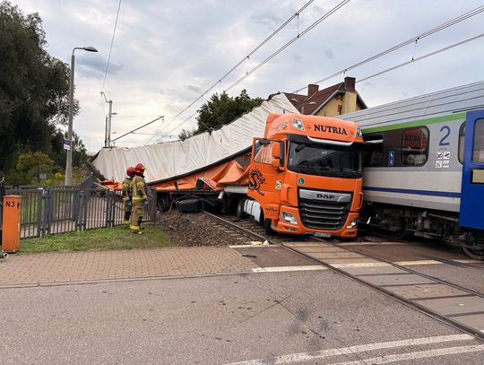Pociąg zderzył się z ciężarówką na przejeździe. Kierowca trafił do szpitala