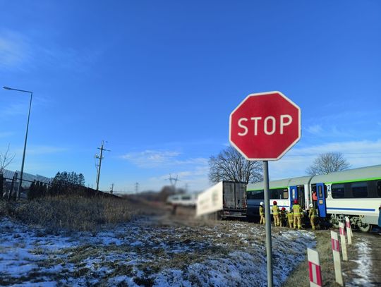 Pociąg zmiótł ciężarówkę na przejeździe kolejowym. Poważny wypadek niedaleko Ełku [ZDJĘCIA]