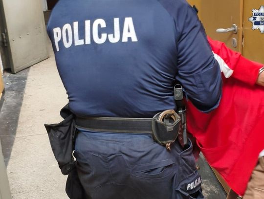 „Pod blokiem ktoś sprzedaje marihuanę”. Policjanci ruszyli do akcji i zatrzymali 41-latka
