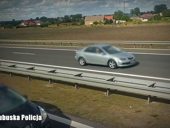 Pod prąd drogą ekspresową. Gość w mazdzie nie reagował na to, co się wokół niego dzieje. WIDEO