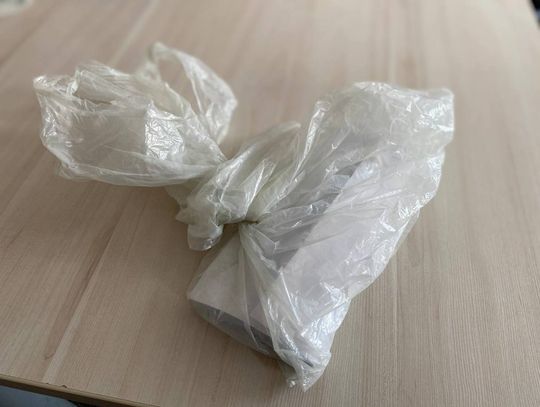 Pod szpitalem znalazł woreczek, w którym było 6 tysięcy złotych. 74-latek wykazał się uczciwością