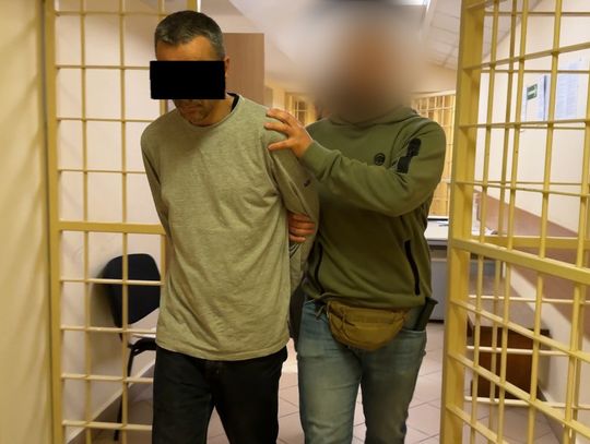 Podając się za agenta CBA wyłudził od kobiety 740 tysięcy złotych. Oszust w rękach policji