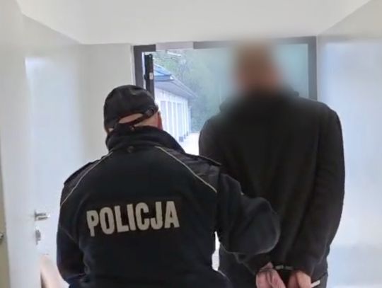 Podając się za kontrolera próbował okraść sklep. Ekspedientka zamknęła złodzieja i wezwała policję