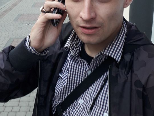 Podając się za policjanta wyłudził 60 tysięcy złotych. Policja publikuje wizerunek "odbieraka" i proszą o pomoc