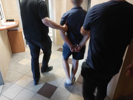 Podając się za policjanta wyłudził od kobiet 45 tysięcy złotych. Zatrzymali go, gdy jechał pociągiem