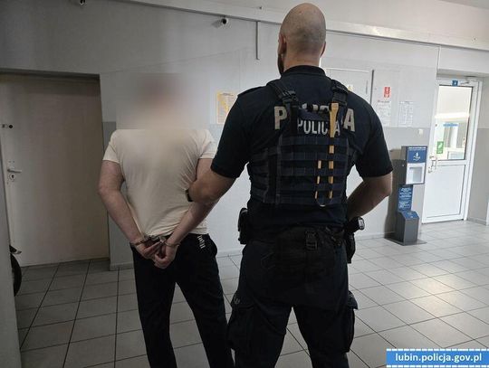 Podawali się za analityków finansowych i obiecywali pomoc. Wyłudzili od ludzi ponad 300 tysięcy zł