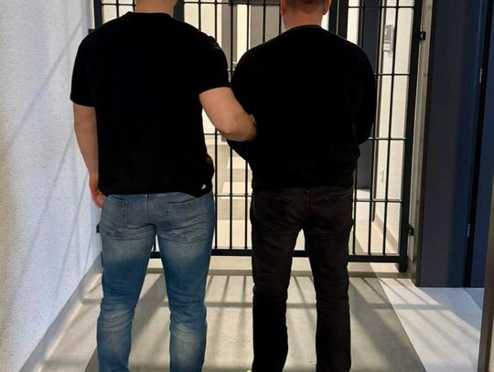 Podbiegł do kobiety na parkingu i powalił ciosem w twarz. Chodziło mu o jej torebkę