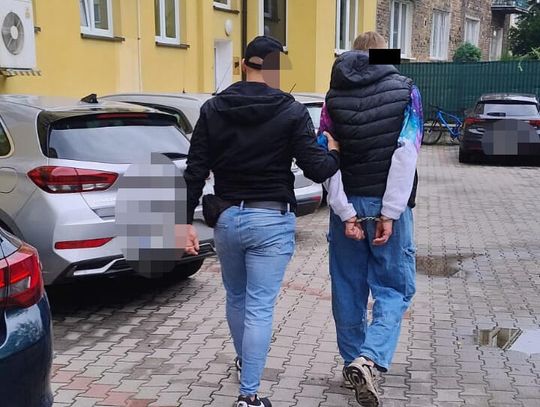 Podchodził do kobiet na ulicy i zrywał im łańcuszki. Nie chciał otworzyć, więc służby weszły siłą