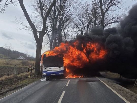Podczas jazdy autobus nagle stanął w płomieniach. Kierowca i pasażerka ewakuowali się z pojazdu Podczas jazdy autobus nagle stanął w płomieniach. Kierowca i pasażerka ewakuowali się z pojazdu