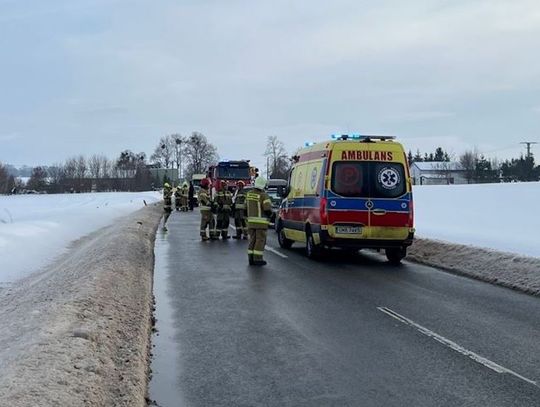 Podczas jazdy z autobusu oderwało się koło i uderzyło w osobówkę. Kobieta trafiła do szpitala