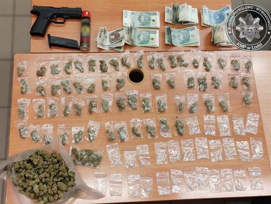 Podczas kontroli 17-latek zaatakował policjantów gazem. W plecaku miał narkotyki i pistolet na kulki