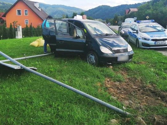 Podczas kontroli nagle ruszył. Potrącił dwóch policjantów, jazdę zakończył na znaku drogowym