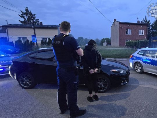 Podczas kontroli nerwowo patrzyła na pasażera. W aucie były narkotyki, para trafiła do aresztu