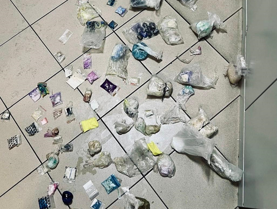 Podczas nalotu diler zabarykadował się w łazience. Chciał pozbyć się trzech kilogramów narkotyków