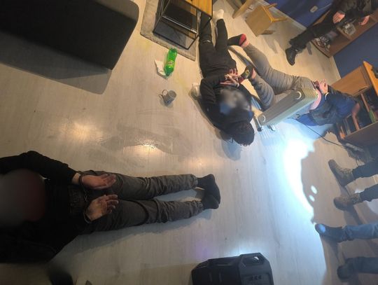 Podczas nalotu kryminalni przejęli marihuanę i pistolety. Dwóch mężczyzn usłyszało zarzuty