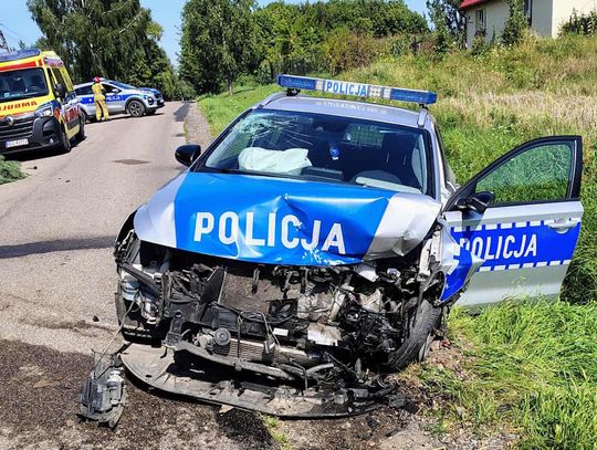 Podczas pościgu kierowca golfa spowodował czołówkę z radiowozem. Cztery osoby trafiły do szpitala