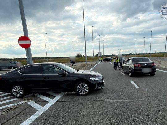 Podczas pościgu pijany kierowca chciał wjechać pod prąd na autostradę. Policjanci użyli broni
