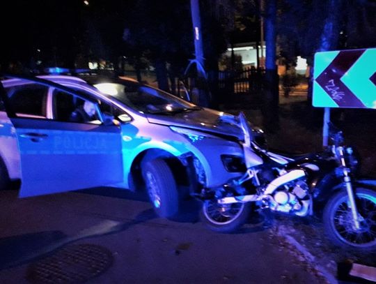 Podczas pościgu policyjny radiowóz zepchnął z drogi uciekającego motocyklistę