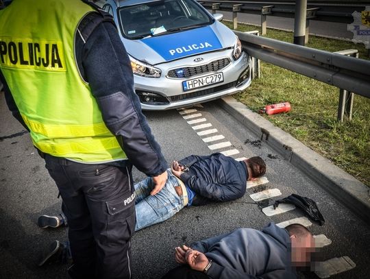 Podczas pościgu próbowali zepchnąć z drogi radiowóz. Padły strzały