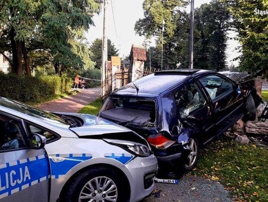 Podczas pościgu zepchnęli auto na ogrodzenie kościoła. W środku ścigany listem gończym