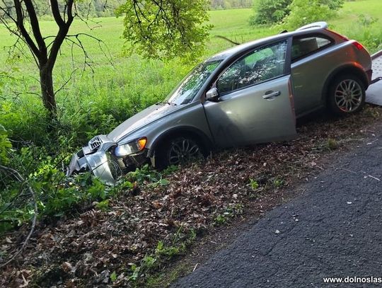 Podczas pościgu zgubił oponę, ale uciekał dalej. Skończyło się w rowie