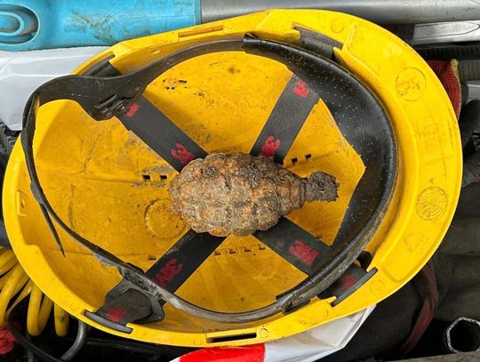 Podczas prac znalazł granat ręczny. Wsadził go do bagażnika i zawiózł na posterunek policji