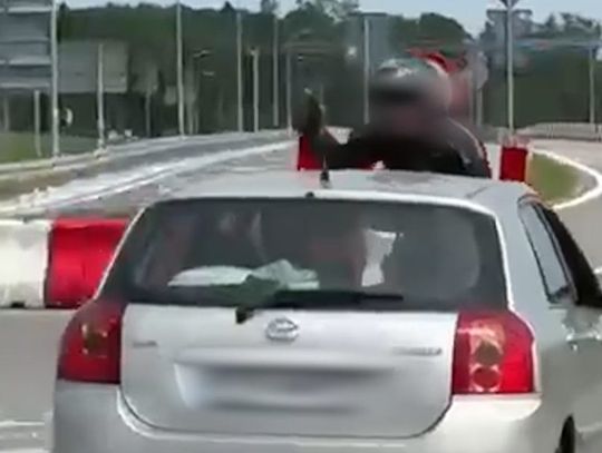 Podczas próby zatrzymania pijany kierowca potrącił motocyklistę i przewiózł go na masce [WIDEO]