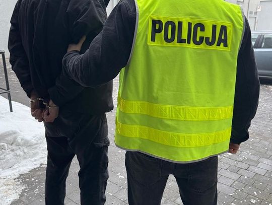 Podczas ucieczki diler wjechał w policyjny radiowóz. Funkcjonariusze wybili szybę, żeby go wyciągnąć