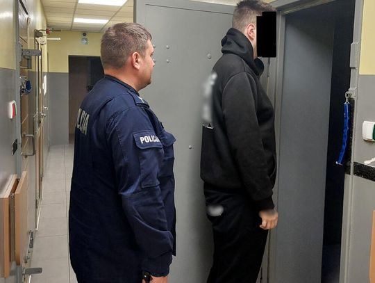 Podczas udzielania pomocy dostał napadu agresji. 21-latek zaatakował ratowników i policjantów