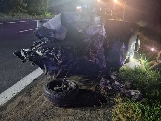 Podczas wyprzedzania BMW wbiło się w drzewo i spłonęło. Kierowca zginął na miejscu