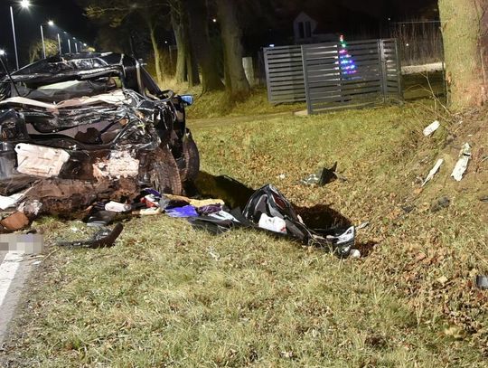 Podczas wyprzedzania BMW wypadło z drogi i roztrzaskało się. Młody kierowca został ciężko ranny