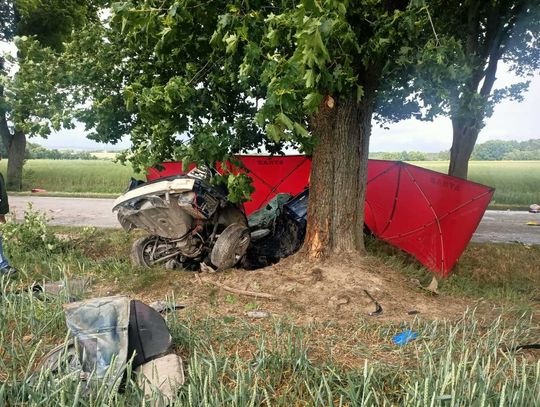 Podczas wyprzedzania BMW wypadło z drogi i wbiło się w drzewo. Zginął 25-letni kierowca [FOTO]