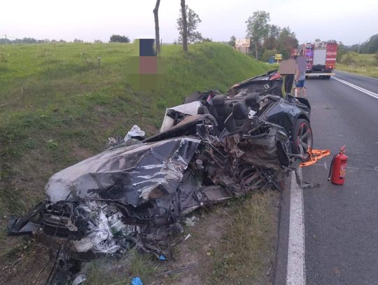 Podczas wyprzedzania kierowca stracił panowanie nad autem. Audi dachowało i zaczęło się palić, dwie osoby zostały ranne