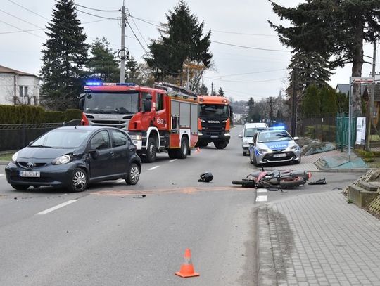 Podczas wyprzedzania yamaha uderzyła w osobową toyotę. 17-latek jechał motocyklem bez uprawnień