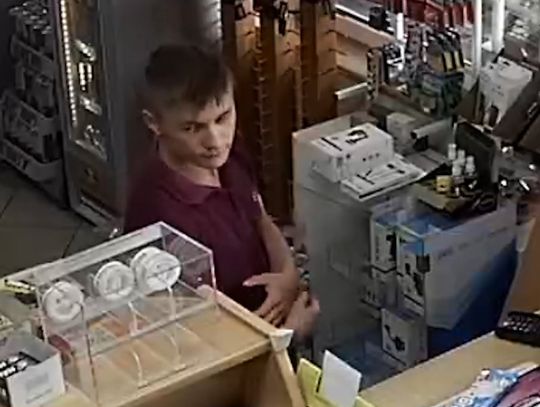 Podejrzewany o kradzież przenośnej toalety. Policja opublikowała zdjęcia i prosi o pomoc
