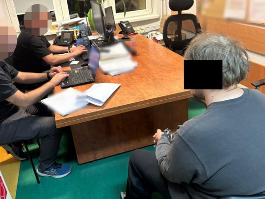 Podglądacz grasował w kawiarni. Chował telefon w saszetce i nagrywał kobiety w toalecie